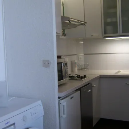 Appartement Grand T2 Avec Terrasse Et Piscine à 100m De La - Fr-1-81-493 *